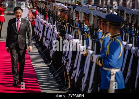 Bangkok, Bangkok, Thailandia. 28 novembre 2024. 28 novembre 2024, Bangkok, Thailandia, il primo ministro di Singapore, Lawrence Wong, ispeziona la guardia d'onore durante una cerimonia di benvenuto presso la sede del governo di Bangkok. Il primo ministro di Singapore Lawrence Wong è in visita ufficiale in Thailandia per rafforzare i legami tra le due nazioni. (Immagine di credito: © Wissarut Weerasopon/ZUMA Press Wire) SOLO PER USO EDITORIALE! Non per USO commerciale! Foto Stock