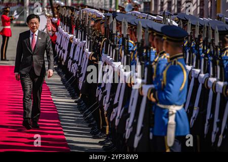 Bangkok, Bangkok, Thailandia. 28 novembre 2024. 28 novembre 2024, Bangkok, Thailandia, il primo ministro di Singapore, Lawrence Wong, ispeziona la guardia d'onore durante una cerimonia di benvenuto presso la sede del governo di Bangkok. Il primo ministro di Singapore Lawrence Wong è in visita ufficiale in Thailandia per rafforzare i legami tra le due nazioni. (Immagine di credito: © Wissarut Weerasopon/ZUMA Press Wire) SOLO PER USO EDITORIALE! Non per USO commerciale! Foto Stock