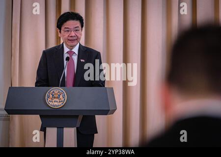 Bangkok, Bangkok, Thailandia. 28 novembre 2024. 28 novembre 2024, Bangkok, Thailandia, il primo ministro di Singapore, Lawrence Wong, parla ai media durante una conferenza stampa al Government House di Bangkok. Il primo ministro di Singapore Lawrence Wong è in visita ufficiale in Thailandia per rafforzare i legami tra le due nazioni. (Immagine di credito: © Wissarut Weerasopon/ZUMA Press Wire) SOLO PER USO EDITORIALE! Non per USO commerciale! Foto Stock