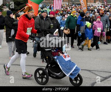 Milwaukee, Wisconsin, Stati Uniti. 28 novembre 2024. 2300 persone iscritte al Festival Foods Turkey Trot all'American Family Field di Milwaukee, Wisconsin, il giorno del Ringraziamento, giovedì 28 novembre 2024. C'erano due campi e otto miglia. Lo stadio è sede della squadra di baseball dei Milwaukee Brewers. (Credit Image: © Mark Hertzberg/ZUMA Press Wire) SOLO PER USO EDITORIALE! Non per USO commerciale! Foto Stock