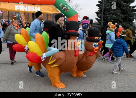 Milwaukee, Wisconsin, Stati Uniti. 28 novembre 2024. 2300 persone iscritte al Festival Foods Turkey Trot all'American Family Field di Milwaukee, Wisconsin, il giorno del Ringraziamento, giovedì 28 novembre 2024. DAVID e DANA WURZBERGER e i loro figli ISAAC e ABBY indossavano costumi gonfiabili di tacchino. C'erano due campi e otto miglia. Lo stadio è sede della squadra di baseball dei Milwaukee Brewers. (Credit Image: © Mark Hertzberg/ZUMA Press Wire) SOLO PER USO EDITORIALE! Non per USO commerciale! Foto Stock