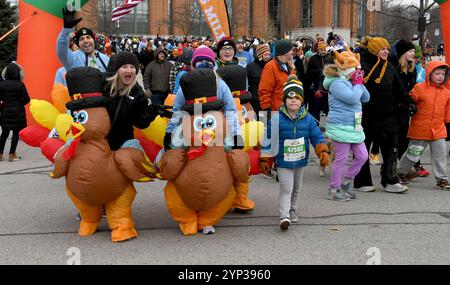 Milwaukee, Wisconsin, Stati Uniti. 28 novembre 2024. 2300 persone iscritte al Festival Foods Turkey Trot all'American Family Field di Milwaukee, Wisconsin, il giorno del Ringraziamento, giovedì 28 novembre 2024. DAVID e DANA WURZBERGER e i loro figli ISAAC e ABBY indossavano costumi gonfiabili di tacchino. C'erano due campi e otto miglia. Lo stadio è sede della squadra di baseball dei Milwaukee Brewers. (Credit Image: © Mark Hertzberg/ZUMA Press Wire) SOLO PER USO EDITORIALE! Non per USO commerciale! Foto Stock