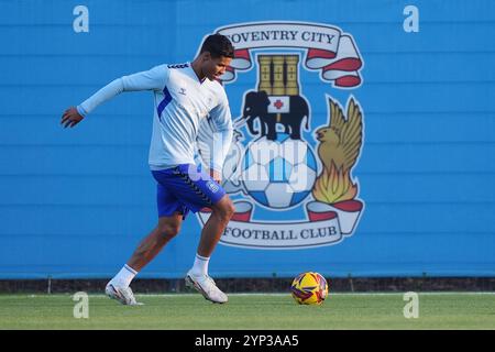 Kai Andrews di Coventry City durante una sessione di allenamento al Ryton Training Ground di Coventry. Data foto: Giovedì 28 novembre 2024. Foto Stock