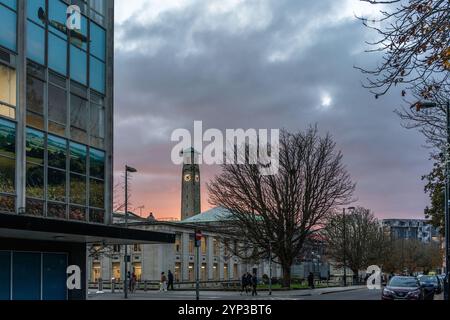Cielo di sera rosa/ora blu sopra la torre dell'orologio del centro civico di Southampton e la biblioteca centrale nel centro di Southampton, Inghilterra, Regno Unito Foto Stock
