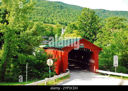 Un ponte coperto nella campagna del Vermont Foto Stock