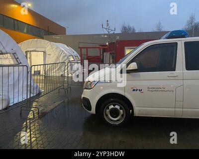 Vilnius, Lituania. 28 novembre 2024. Un veicolo del Federal Bureau of Aircraft Incident Investigation si trova di fronte ad un centro di controllo operativo improvvisato vicino al luogo dell'incidente. Gli investigatori lituani ipotizzano che i dati del registratore dei dati di volo e del registratore vocale dell'aereo cargo precipitato dalla Germania possano essere letti nel prossimo futuro. Crediti: Alexander Welscher/dpa/Alamy Live News Foto Stock