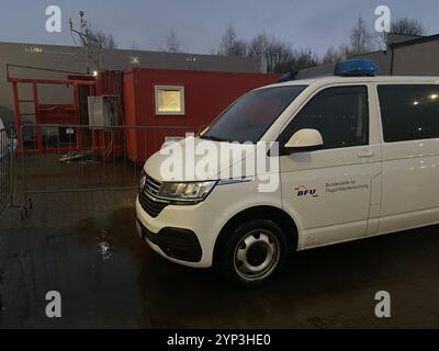 Vilnius, Lituania. 28 novembre 2024. Un veicolo del Federal Bureau of Aircraft Incident Investigation si trova di fronte ad un centro di controllo operativo improvvisato vicino al luogo dell'incidente. Gli investigatori lituani ipotizzano che i dati del registratore dei dati di volo e del registratore vocale dell'aereo cargo precipitato dalla Germania possano essere letti nel prossimo futuro. Crediti: Alexander Welscher/dpa/Alamy Live News Foto Stock