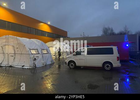 Vilnius, Lituania. 28 novembre 2024. Un veicolo del Federal Bureau of Aircraft Incident Investigation si trova di fronte ad un centro di controllo operativo improvvisato vicino al luogo dell'incidente. Gli investigatori lituani ipotizzano che i dati del registratore dei dati di volo e del registratore vocale dell'aereo cargo precipitato dalla Germania possano essere letti nel prossimo futuro. Crediti: Alexander Welscher/dpa/Alamy Live News Foto Stock