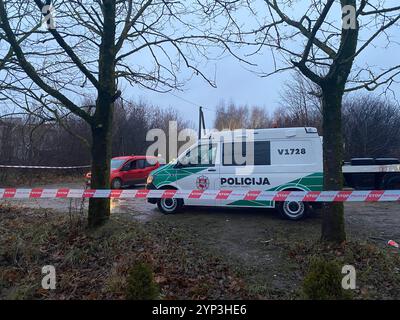 Vilnius, Lituania. 28 novembre 2024. La polizia lituana ha messo al sicuro il luogo dell'incidente. Gli investigatori in Lituania ipotizzano che i dati del registratore dei dati di volo e del registratore vocale dell'aereo da carico schiantato possano essere letti dalla Germania nel prossimo futuro. Crediti: Alexander Welscher/dpa/Alamy Live News Foto Stock