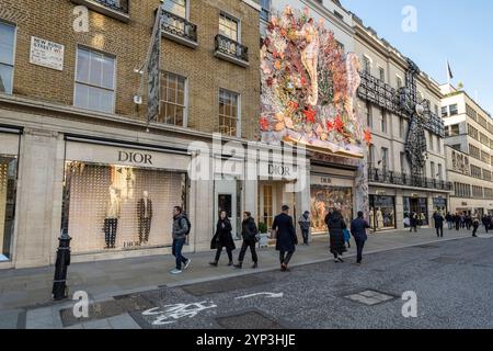 Londra, Regno Unito. 28 novembre 2024. Decorazioni natalizie fuori dal negozio Dior a New Bond Street nel West End. New Bond Street è stata recentemente votata la terza via dello shopping più costosa al mondo con via Montenapoleone di Milano che sorpassa la Upper 5th Avenue di New York per rivendicare il primo posto. Crediti: Stephen Chung / Alamy Live News Foto Stock