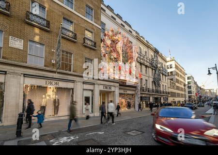 Londra, Regno Unito. 28 novembre 2024. Decorazioni natalizie fuori dal negozio Dior a New Bond Street nel West End. New Bond Street è stata recentemente votata la terza via dello shopping più costosa al mondo con via Montenapoleone di Milano che sorpassa la Upper 5th Avenue di New York per rivendicare il primo posto. Crediti: Stephen Chung / Alamy Live News Foto Stock