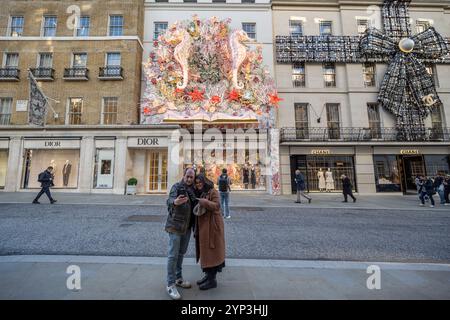 Londra, Regno Unito. 28 novembre 2024. Decorazioni natalizie fuori dal negozio Dior a New Bond Street nel West End. New Bond Street è stata recentemente votata la terza via dello shopping più costosa al mondo con via Montenapoleone di Milano che sorpassa la Upper 5th Avenue di New York per rivendicare il primo posto. Crediti: Stephen Chung / Alamy Live News Foto Stock