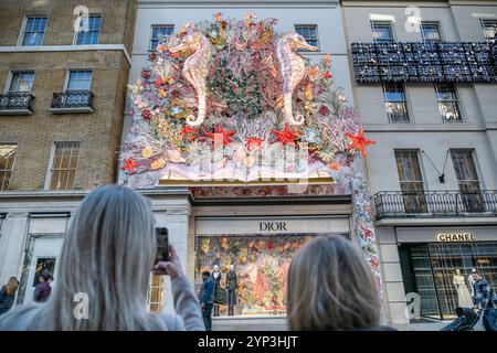 Londra, Regno Unito. 28 novembre 2024. Decorazioni natalizie fuori dal negozio Dior a New Bond Street nel West End. New Bond Street è stata recentemente votata la terza via dello shopping più costosa al mondo con via Montenapoleone di Milano che sorpassa la Upper 5th Avenue di New York per rivendicare il primo posto. Crediti: Stephen Chung / Alamy Live News Foto Stock