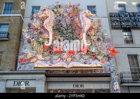 Londra, Regno Unito. 28 novembre 2024. Decorazioni natalizie fuori dal negozio Dior a New Bond Street nel West End. New Bond Street è stata recentemente votata la terza via dello shopping più costosa al mondo con via Montenapoleone di Milano che sorpassa la Upper 5th Avenue di New York per rivendicare il primo posto. Crediti: Stephen Chung / Alamy Live News Foto Stock