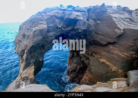 Una splendida formazione rocciosa naturale che ricorda la testa di un elefante con un arco a forma di tronco. Situata a Capo Shen'ao a Taiwan, questa meraviglia geologica lo e' Foto Stock