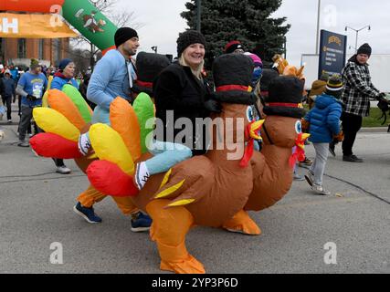 Milwaukee, Wisconsin, Stati Uniti. 28 novembre 2024. DAVID e DANA WURZBERGER e i loro figli ISAAC e ABBY indossavano costumi gonfiabili di tacchino mentre 2300 persone si riuniscono per il Festival Foods Turkey Trot all'American Family Field di Milwaukee il giorno del Ringraziamento. C'erano due campi e otto miglia. Lo stadio è sede della squadra di baseball dei Milwaukee Brewers. (Credit Image: © Mark Hertzberg/ZUMA Press Wire) SOLO PER USO EDITORIALE! Non per USO commerciale! Foto Stock