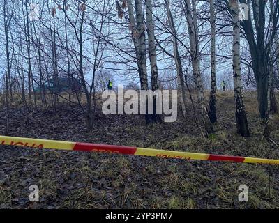 Vilnius, Lituania. 28 novembre 2024. La polizia lituana ha messo al sicuro il luogo dell'incidente. Gli investigatori in Lituania ipotizzano che i dati del registratore dei dati di volo e del registratore vocale dell'aereo da carico schiantato possano essere letti dalla Germania nel prossimo futuro. Crediti: Alexander Welscher/dpa/Alamy Live News Foto Stock