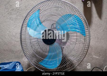 Ventilatore elettrico pronto per il caldo estivo nelle Filippine Foto Stock