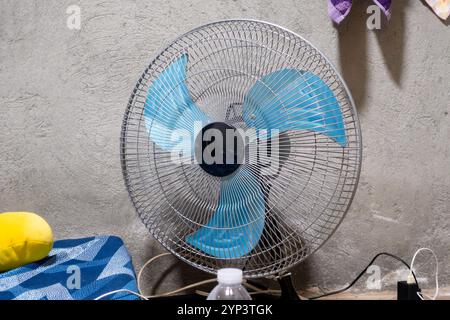 Ventilatore elettrico pronto per il caldo estivo nelle Filippine Foto Stock