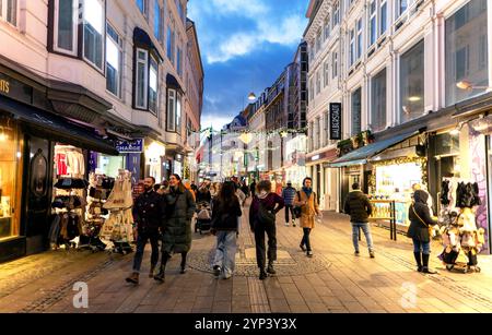 Pedoni in Piazza Kongens Nytorv Copenhagen di notte Danimarca Foto Stock