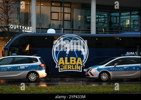 Berlino, Germania. 28 novembre 2024. Pallacanestro: Eurolega, Alba Berlin - Maccabi Tel Aviv, Main round, giorno 12 a Berlino. Le auto della polizia parcheggiavano vicino all'autobus della squadra Alba Berlin prima della partita. La partita di pallacanestro del Maccabi Tel Aviv a Berlino è sotto speciale protezione della polizia a causa dei timori di proteste antiisraeliane e antisemite. Crediti: Philip Dulian/dpa/Alamy Live News Foto Stock