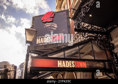 LONDRA - 25 NOVEMBRE 2024: Hadestown, London West End musical di Anaids Mitchell. Foto Stock