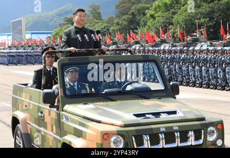 XI JINPING, presidente cinese, ispeziona la guarnigione di Hong Kong dell'Esercito Popolare di Liberazione Cinese a Shek Kong Barracks a Hong Kong il 30 giugno 2024. Foto: Xinhua Foto Stock