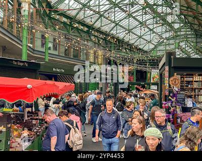 Londra, Inghilterra, Regno Unito - 3 luglio 2024: Persone nel Borough Market nel centro di Londra Foto Stock