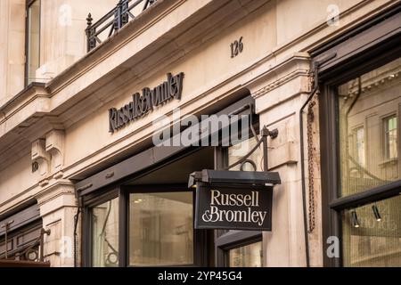 LONDRA - 25 NOVEMBRE 2024: Negozio Russell & Bromley su Regent Street - un vecchio rivenditore di scarpe e borse britannico Foto Stock