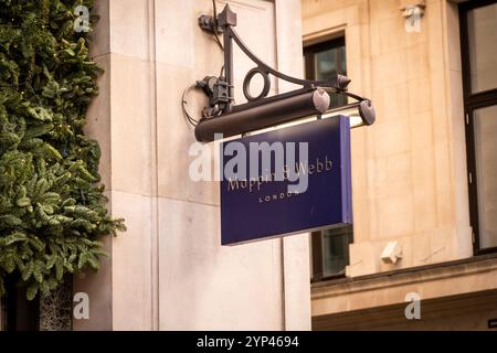 LONDRA - 25 NOVEMBRE 2024: Negozio Mappin & Webb in Regent Street - rivenditore specializzato in diamanti e orologi di design, oltre a gioielli in oro e argento Foto Stock