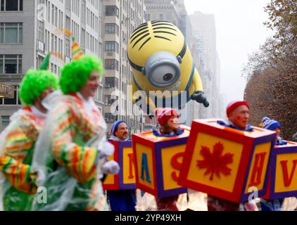 New York, Stati Uniti. 28 novembre 2024. Il mongolfiera Stuart the Minion vola oltre Columbus Circle sotto la pioggia durante la 98th Macy's Thanksgiving Day Parade a New York City giovedì 28 novembre 2024. Foto di John Angelillo/UPI credito: UPI/Alamy Live News Foto Stock