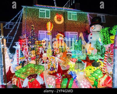 Canterbury, Kent, Regno Unito. 28 novembre 2024. La splendida casa di Natale in Colonels Lane, Boughton sotto Blean nr Canterbury, Kent. La famiglia Clark ha eretto oltre 80.000 luci come parte dell'incredibile display (in memoria del figlio prematuro della famiglia Jack, che purtroppo è morto a 2 settimane di età nel 2002). Quest'anno la famiglia sta raccogliendo fondi per il Oliver Fisher Special Care Baby Trust presso il Medway Maritime Hospital. Crediti: James Bell/Alamy Live News Foto Stock