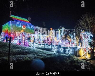 Canterbury, Kent, Regno Unito. 28 novembre 2024. La splendida casa di Natale in Colonels Lane, Boughton sotto Blean nr Canterbury, Kent. La famiglia Clark ha eretto oltre 80.000 luci come parte dell'incredibile display (in memoria del figlio prematuro della famiglia Jack, che purtroppo è morto a 2 settimane di età nel 2002). Quest'anno la famiglia sta raccogliendo fondi per il Oliver Fisher Special Care Baby Trust presso il Medway Maritime Hospital. Crediti: James Bell/Alamy Live News Foto Stock