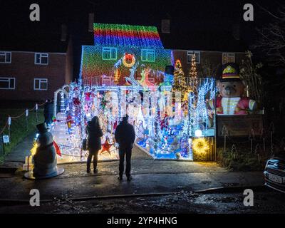 Canterbury, Kent, Regno Unito. 28 novembre 2024. La splendida casa di Natale in Colonels Lane, Boughton sotto Blean nr Canterbury, Kent. La famiglia Clark ha eretto oltre 80.000 luci come parte dell'incredibile display (in memoria del figlio prematuro della famiglia Jack, che purtroppo è morto a 2 settimane di età nel 2002). Quest'anno la famiglia sta raccogliendo fondi per il Oliver Fisher Special Care Baby Trust presso il Medway Maritime Hospital. Crediti: James Bell/Alamy Live News Foto Stock