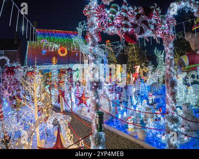 Canterbury, Kent, Regno Unito. 28 novembre 2024. La splendida casa di Natale in Colonels Lane, Boughton sotto Blean nr Canterbury, Kent. La famiglia Clark ha eretto oltre 80.000 luci come parte dell'incredibile display (in memoria del figlio prematuro della famiglia Jack, che purtroppo è morto a 2 settimane di età nel 2002). Quest'anno la famiglia sta raccogliendo fondi per il Oliver Fisher Special Care Baby Trust presso il Medway Maritime Hospital. Crediti: James Bell/Alamy Live News Foto Stock