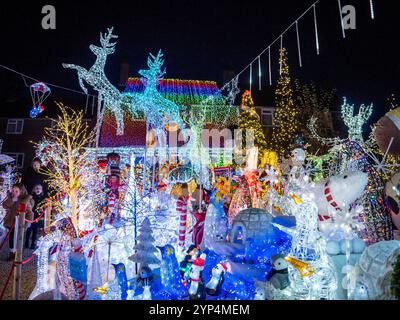 Canterbury, Kent, Regno Unito. 28 novembre 2024. La splendida casa di Natale in Colonels Lane, Boughton sotto Blean nr Canterbury, Kent. La famiglia Clark ha eretto oltre 80.000 luci come parte dell'incredibile display (in memoria del figlio prematuro della famiglia Jack, che purtroppo è morto a 2 settimane di età nel 2002). Quest'anno la famiglia sta raccogliendo fondi per il Oliver Fisher Special Care Baby Trust presso il Medway Maritime Hospital. Crediti: James Bell/Alamy Live News Foto Stock