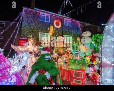 Canterbury, Kent, Regno Unito. 28 novembre 2024. La splendida casa di Natale in Colonels Lane, Boughton sotto Blean nr Canterbury, Kent. La famiglia Clark ha eretto oltre 80.000 luci come parte dell'incredibile display (in memoria del figlio prematuro della famiglia Jack, che purtroppo è morto a 2 settimane di età nel 2002). Quest'anno la famiglia sta raccogliendo fondi per il Oliver Fisher Special Care Baby Trust presso il Medway Maritime Hospital. Crediti: James Bell/Alamy Live News Foto Stock