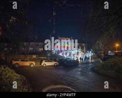 Canterbury, Kent, Regno Unito. 28 novembre 2024. La splendida casa di Natale in Colonels Lane, Boughton sotto Blean nr Canterbury, Kent. La famiglia Clark ha eretto oltre 80.000 luci come parte dell'incredibile display (in memoria del figlio prematuro della famiglia Jack, che purtroppo è morto a 2 settimane di età nel 2002). Quest'anno la famiglia sta raccogliendo fondi per il Oliver Fisher Special Care Baby Trust presso il Medway Maritime Hospital. Crediti: James Bell/Alamy Live News Foto Stock