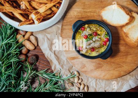 pate con pane, panini, frutti di bosco, cotti in cucina come sfondo Foto Stock