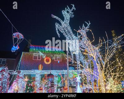 Canterbury, Kent, Regno Unito. 28 novembre 2024. La splendida casa di Natale in Colonels Lane, Boughton sotto Blean nr Canterbury, Kent. La famiglia Clark ha eretto oltre 80.000 luci come parte dell'incredibile display (in memoria del figlio prematuro della famiglia Jack, che purtroppo è morto a 2 settimane di età nel 2002). Quest'anno la famiglia sta raccogliendo fondi per il Oliver Fisher Special Care Baby Trust presso il Medway Maritime Hospital. Crediti: James Bell/Alamy Live News Foto Stock