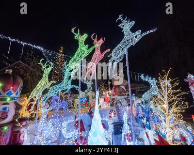 Canterbury, Kent, Regno Unito. 28 novembre 2024. La splendida casa di Natale in Colonels Lane, Boughton sotto Blean nr Canterbury, Kent. La famiglia Clark ha eretto oltre 80.000 luci come parte dell'incredibile display (in memoria del figlio prematuro della famiglia Jack, che purtroppo è morto a 2 settimane di età nel 2002). Quest'anno la famiglia sta raccogliendo fondi per il Oliver Fisher Special Care Baby Trust presso il Medway Maritime Hospital. Crediti: James Bell/Alamy Live News Foto Stock