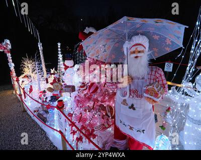 Canterbury, Kent, Regno Unito. 28 novembre 2024. La splendida casa di Natale in Colonels Lane, Boughton sotto Blean nr Canterbury, Kent. La famiglia Clark ha eretto oltre 80.000 luci come parte dell'incredibile display (in memoria del figlio prematuro della famiglia Jack, che purtroppo è morto a 2 settimane di età nel 2002). Quest'anno la famiglia sta raccogliendo fondi per il Oliver Fisher Special Care Baby Trust presso il Medway Maritime Hospital. Crediti: James Bell/Alamy Live News Foto Stock