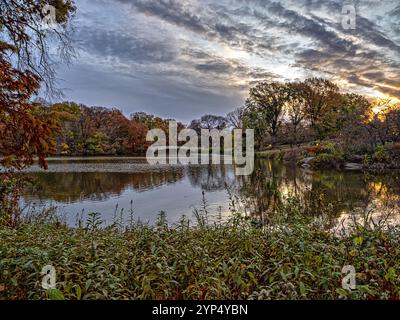 Ponte di prua, Central Park, New York all'alba nel tardo autunno Foto Stock