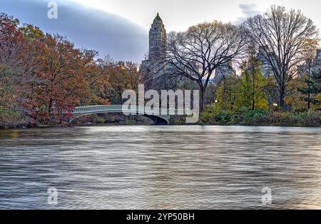 Ponte di prua, Central Park, New York all'alba nel tardo autunno Foto Stock