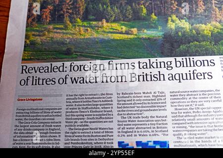 "Revealed: Foreign Firms taking Billions of litri of water from British aquifers" (rivelato: Società straniere che prelevano miliardi di litri d'acqua dalle falde acquifere britanniche) titolo del quotidiano Guardian 25 novembre 2024 Londra Inghilterra Regno Unito Foto Stock