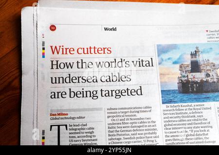 "Tagliafili come vengono presi di mira i cavi sottomarini vitali del mondo" il quotidiano Guardian titola articolo sulla sicurezza Internet 3 novembre 2024 Regno Unito Foto Stock