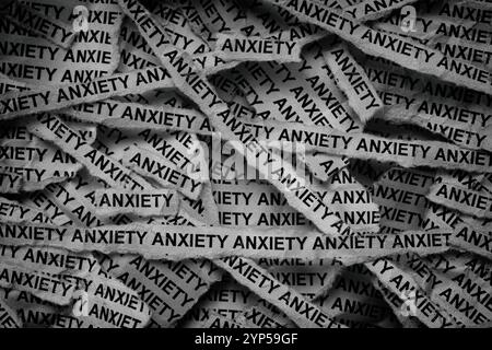 Strisce di giornali con le parole ansia scritte su di loro. Bianco e nero. Primo piano. Foto Stock
