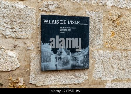 Annecy è una città alpina nel sud-est della Francia. Conosciuta per la sua Vieille Ville, con strade acciottolate, canali tortuosi e case color pastello e busi Foto Stock