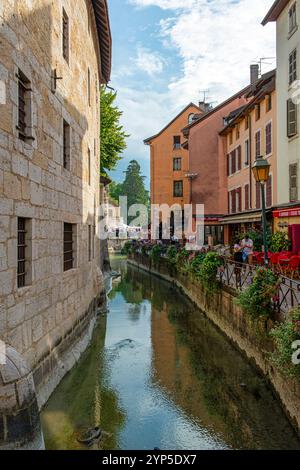 Annecy è una città alpina nel sud-est della Francia. Conosciuta per la sua Vieille Ville, con strade acciottolate, canali tortuosi e case color pastello e busi Foto Stock