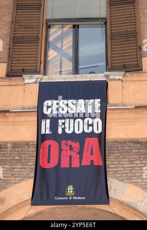 Striscione che legge Cessate il fuoco ora (cessate il fuoco ora) appeso alla finestra. Contro le guerre Russia Ucraina e Israele Gaza. Modena, Italia, Europa Foto Stock